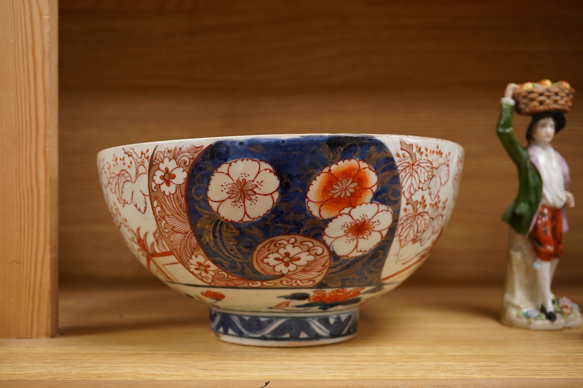 An 18th century Japanese Arita Imari bowl, 23.5cm diameter